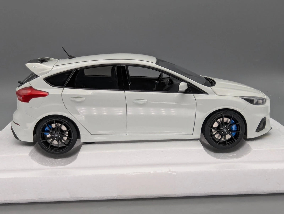 Modellautos 1:18 AUTOart 72951 Ford Focus RS 2016 Frozen White mit OVP