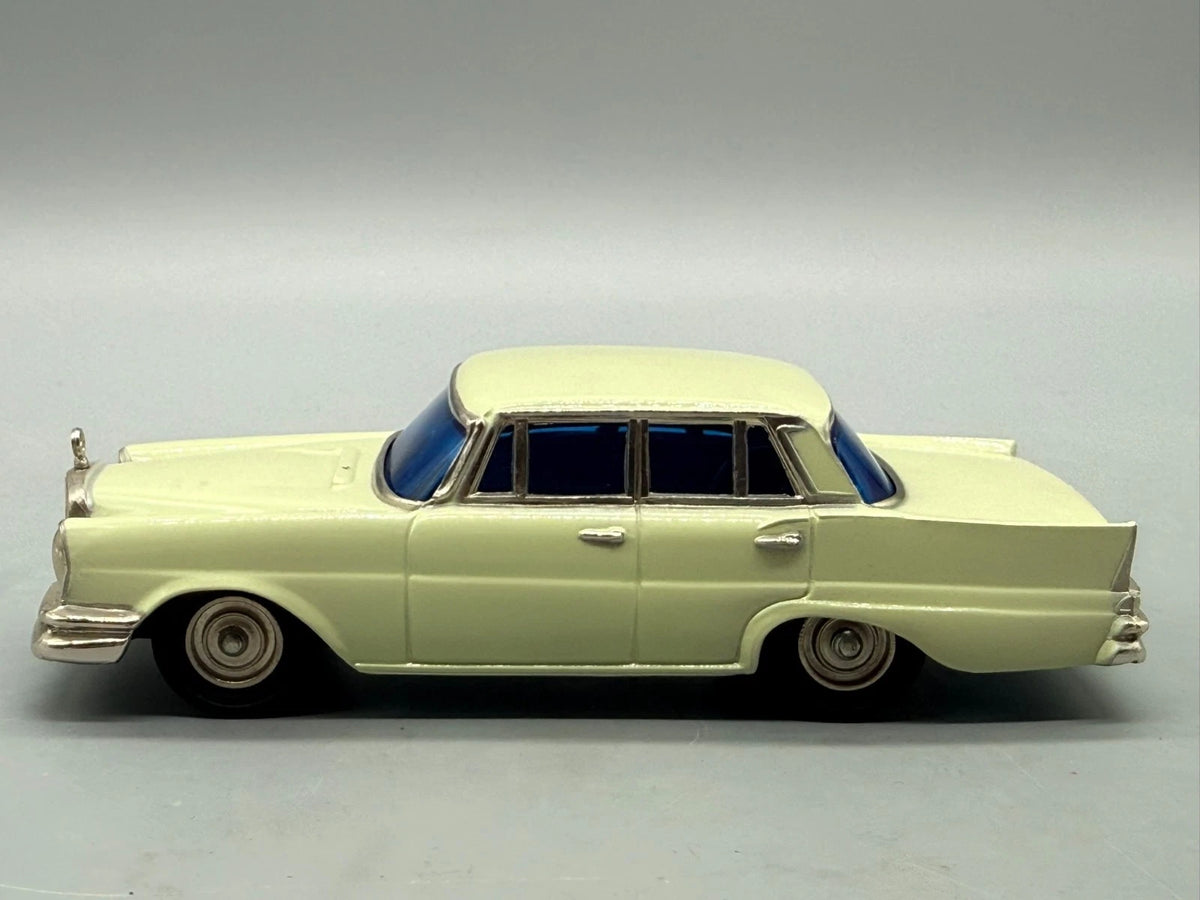 Modellautos 1:43 KK Sakura No A-2 Mercedes Benz W111 mit OVP