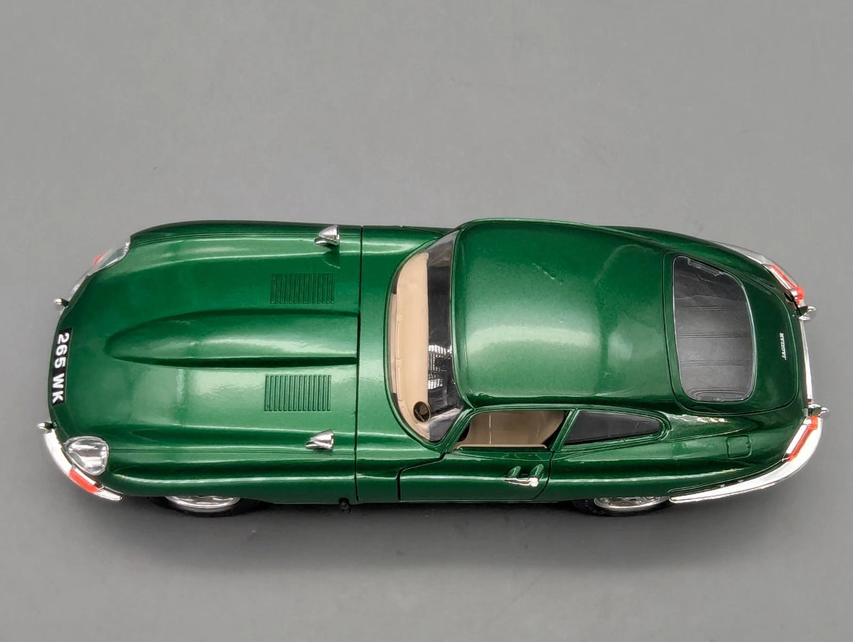 Modellautos 1:18 Bburago Jaguar E 1961 Metallic Grün mit Vitrine