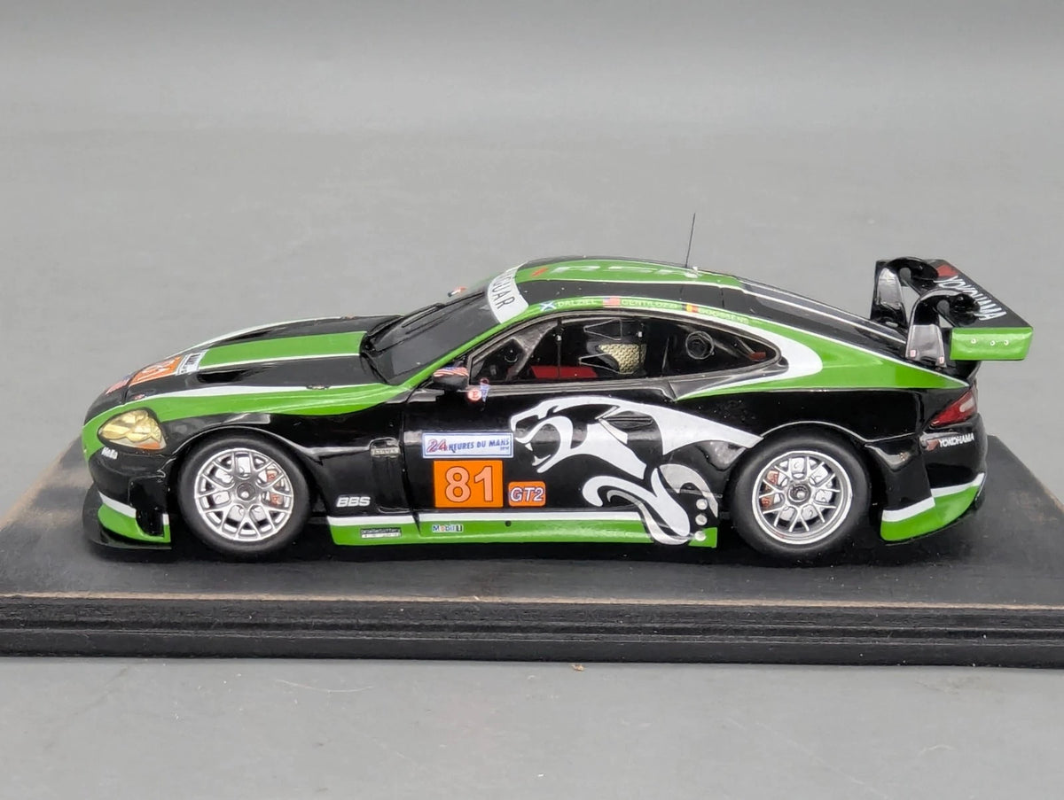Modellautos 1:43 Spark  S2589 Jaguar XKRS 24h Le Mans 2010 #81 mit Vitrine