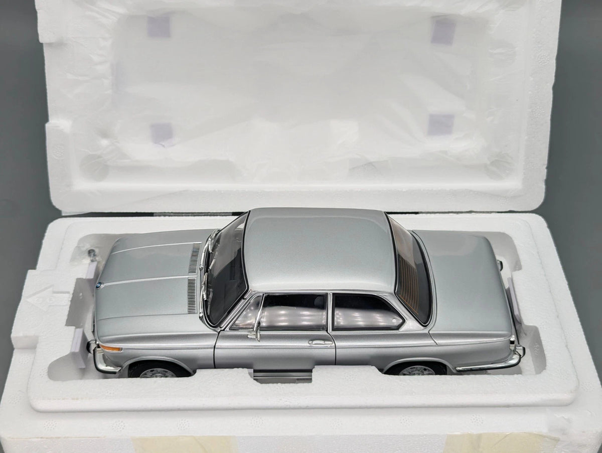 Modellautos 1:18 Kyosho BMW 2002 tii Silber mit OVP