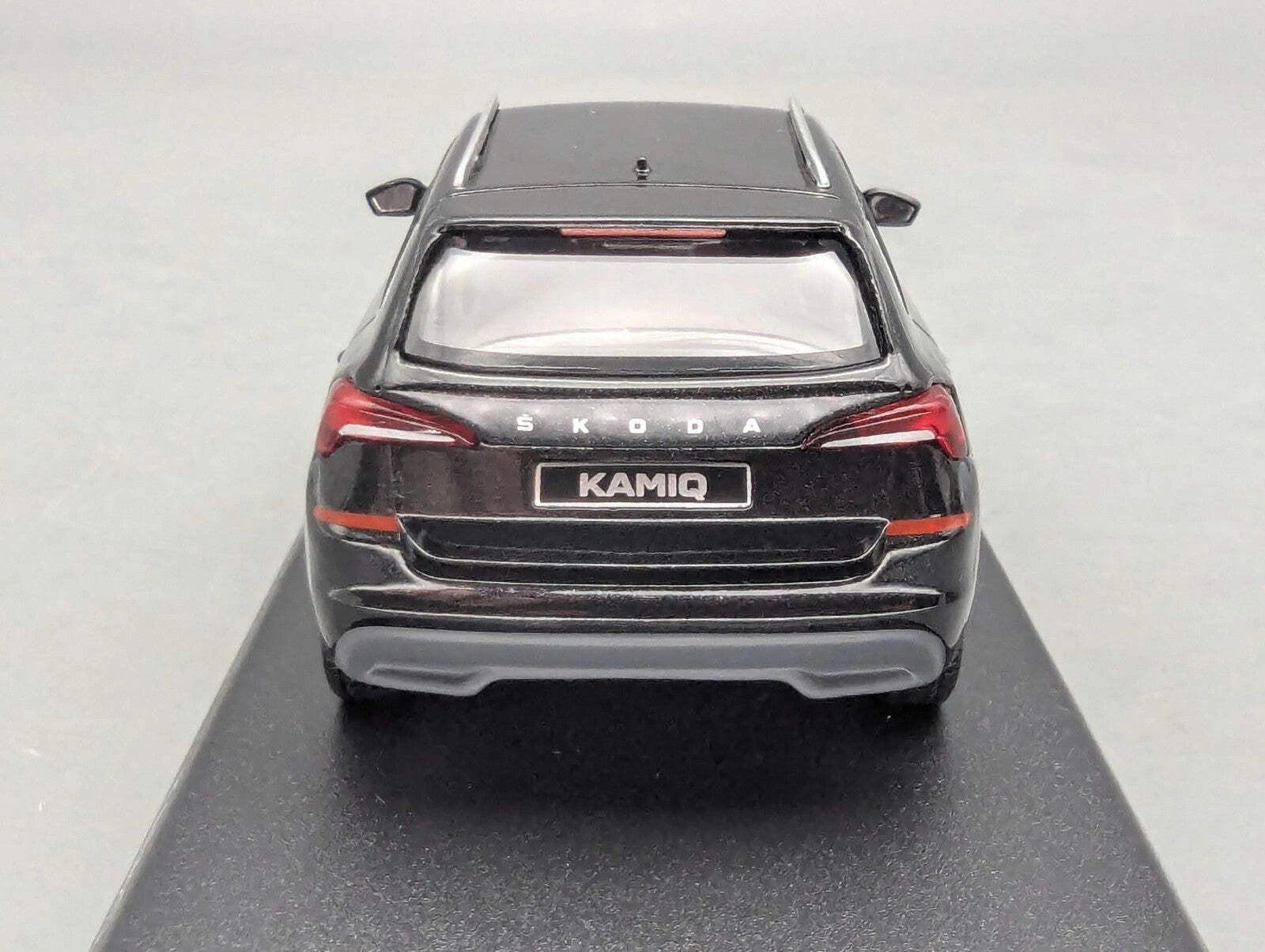 Modellautos 1:43 iScale Skoda Kamiq Schwarz mit Vitrine und OVP