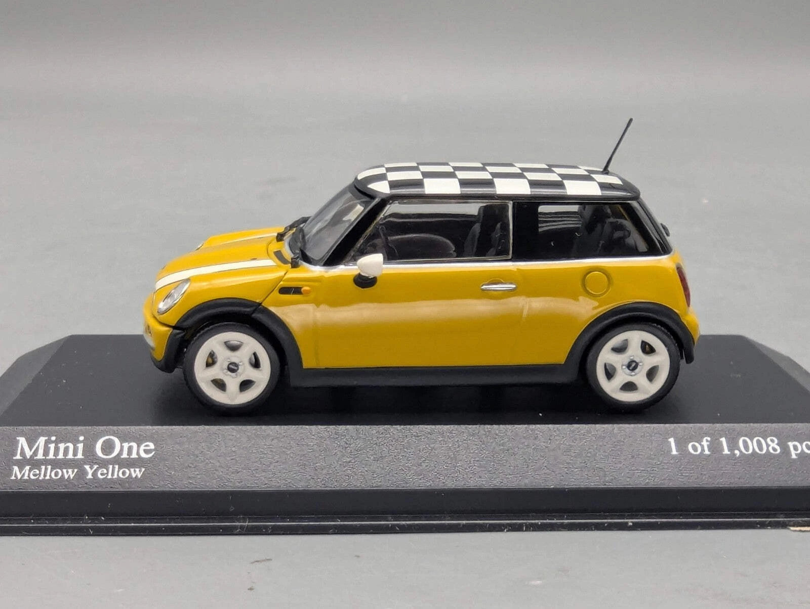 Modellautos 1:43 Minichamps Mini One 2001 Mellow Yellow mit OVP