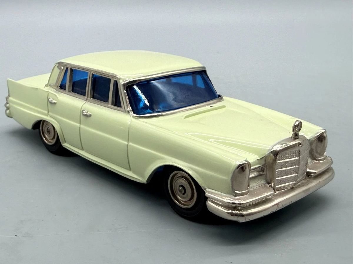 Modellautos 1:43 KK Sakura No A-2 Mercedes Benz W111 mit OVP