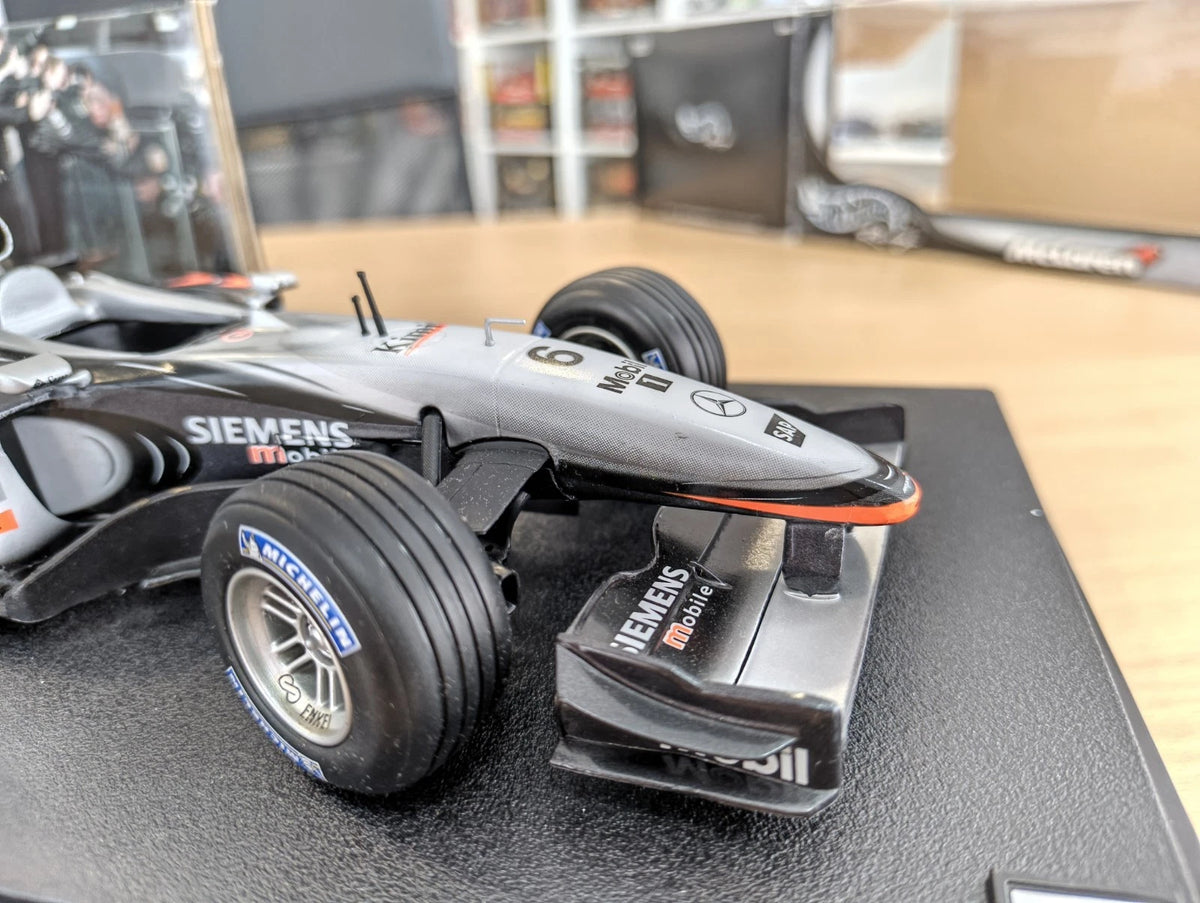 Modellautos 1:18 Hot Wheels Racing McLaren Mercedes 2003 GP #6  Raikkonen OVP