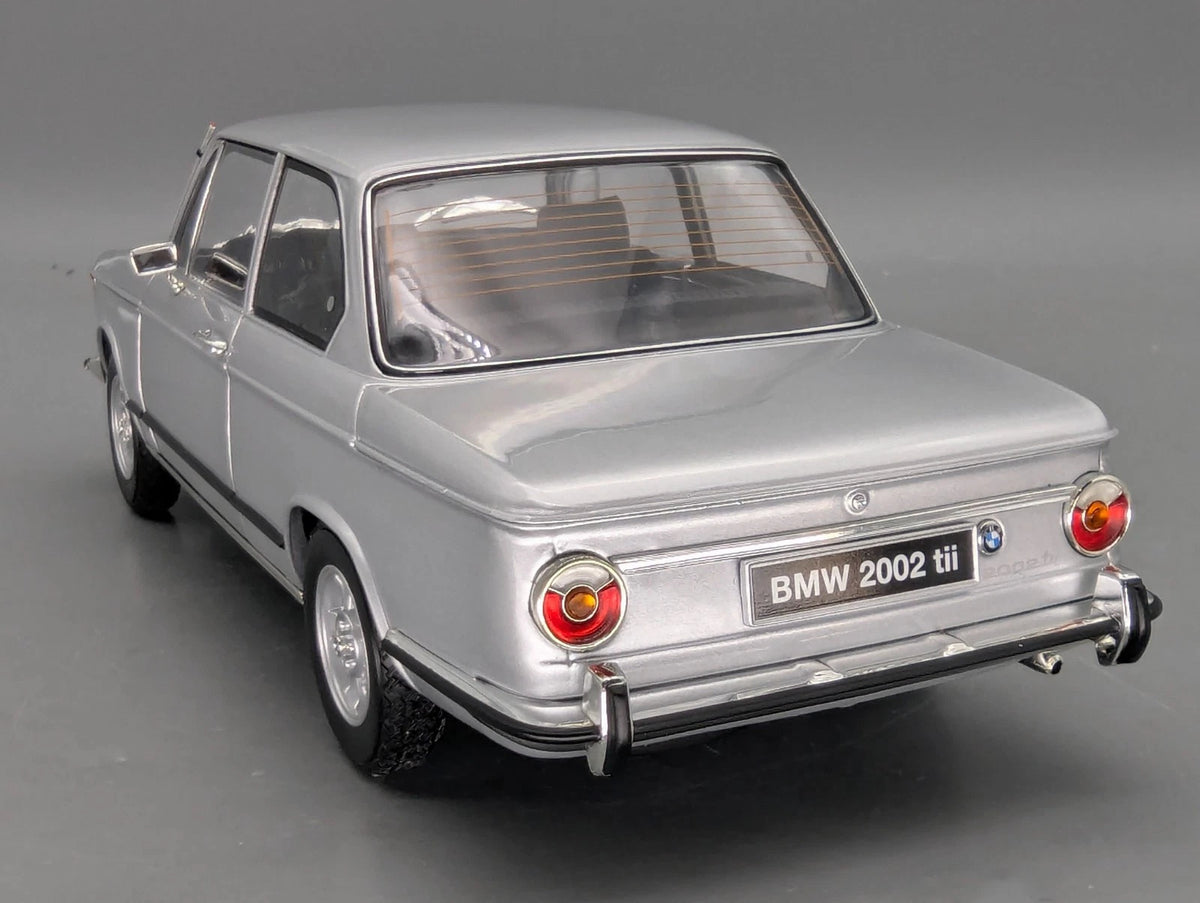 Modellautos 1:18 Kyosho BMW 2002 tii Silber mit OVP