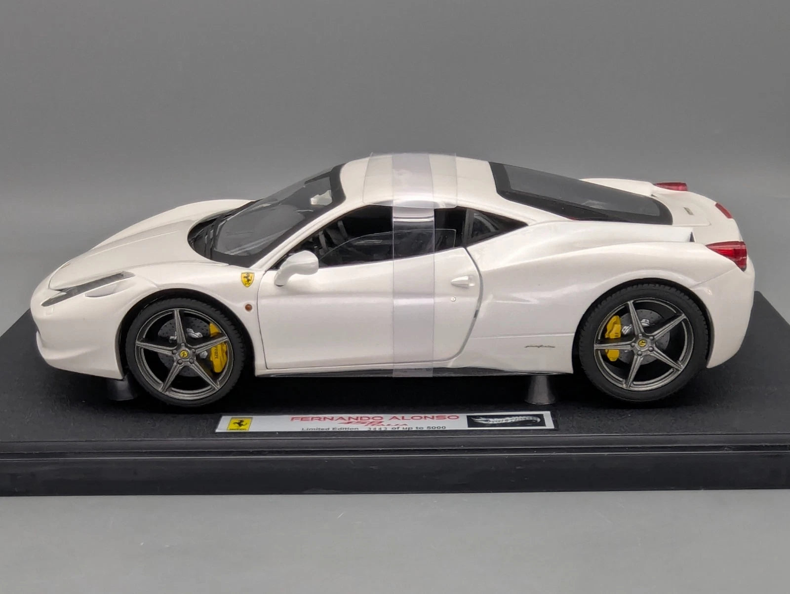 Modellautos 1:18 Hot Wheels Elite Ferrari 458 Italia Fernando Alonso mit OVP