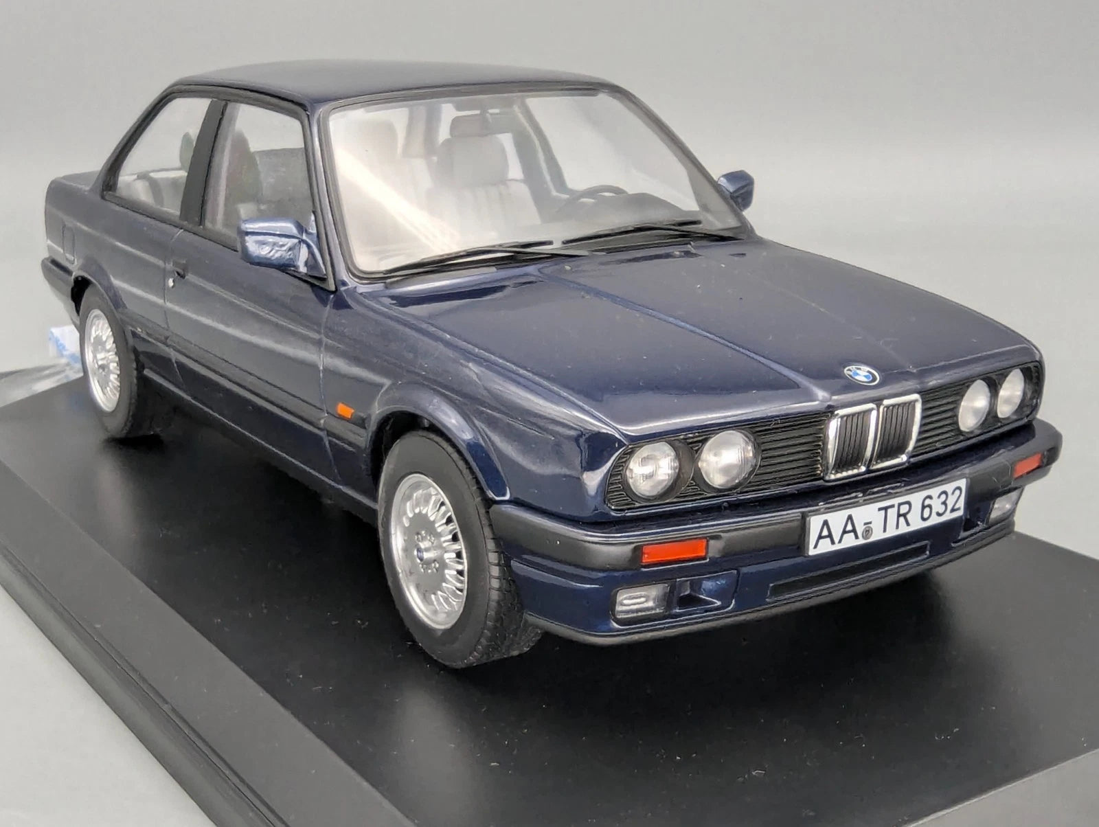Modellautos 1:18 Norev BMW 325i 1988 Blue MetallicOVP