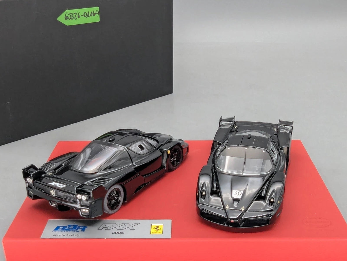 Modellautos 1:43 BBR  Ferrari FXX 2006 2-tlg Set Medium Size Base Vitrine OVP