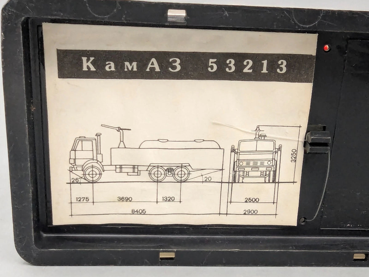 LKW Modelle 1:43 KaMa3 53213 Feuerwehr mit Vitrine