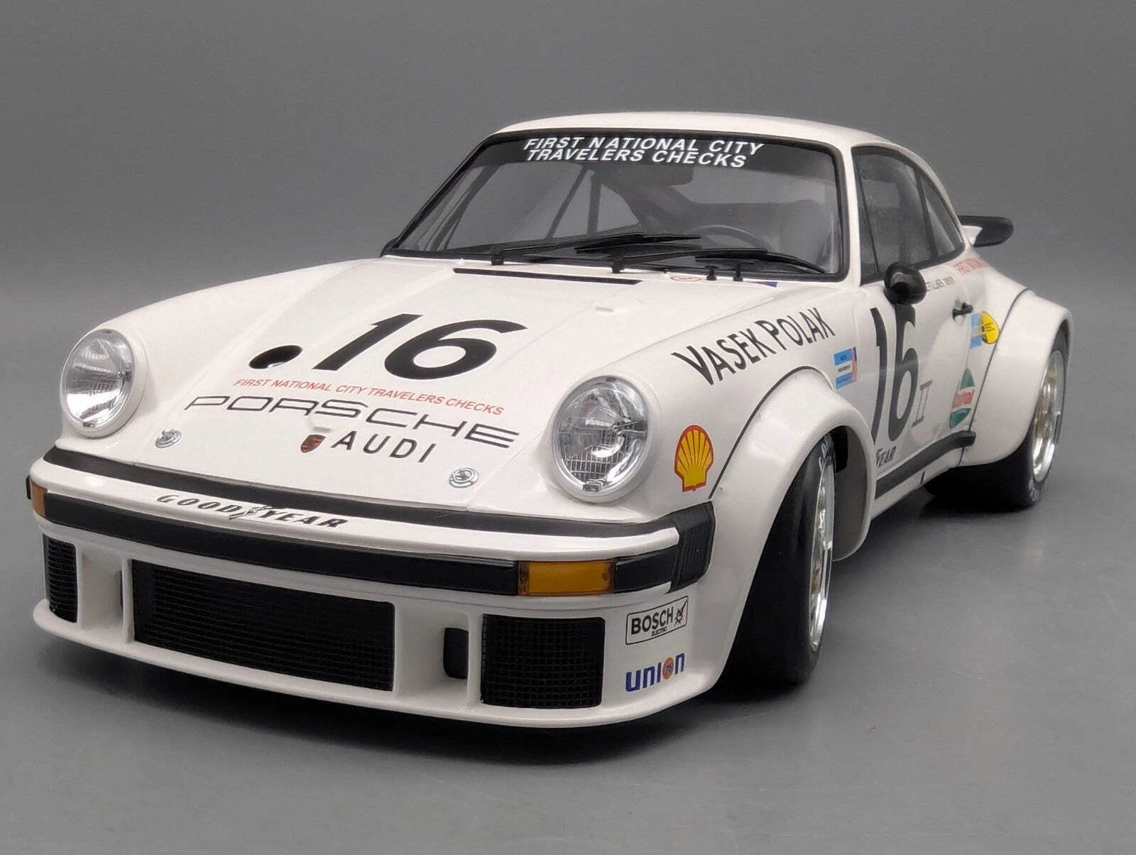 Modellautos 1:12 Minichamps Porsche 934 RSR Turbo WINNER 76 #16. Follmer Vitrine