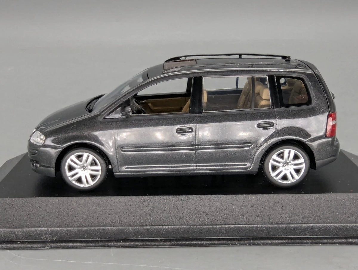 Modellautos 1:43 Minichamps Volkswagen VW Touran 1T 2003 Platingrau Dealer OVP
