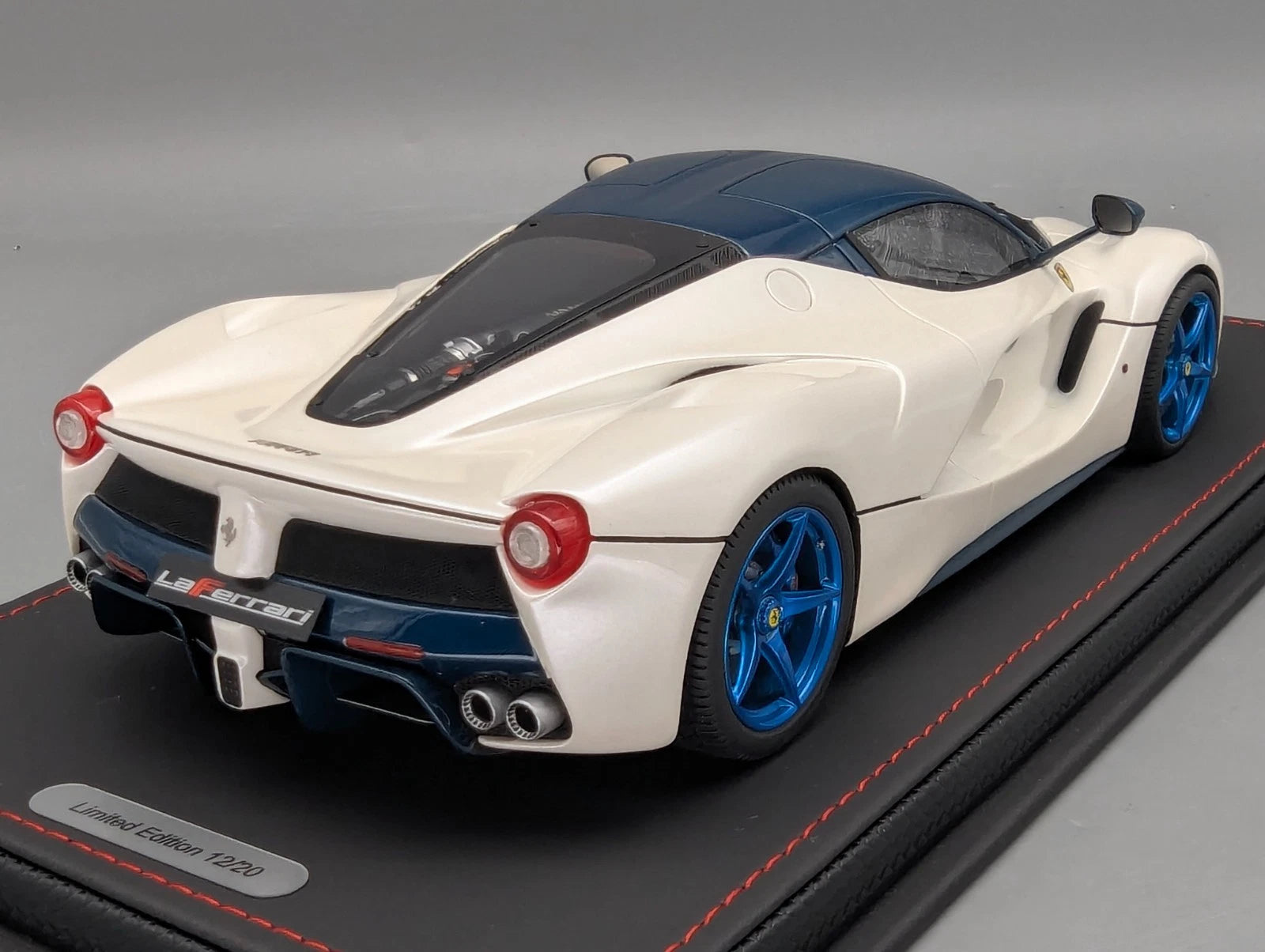 Modellautos 1:18 BBR Ferrari LaFerrari Italian White Ltd 12/20 mit Vitrine OVP