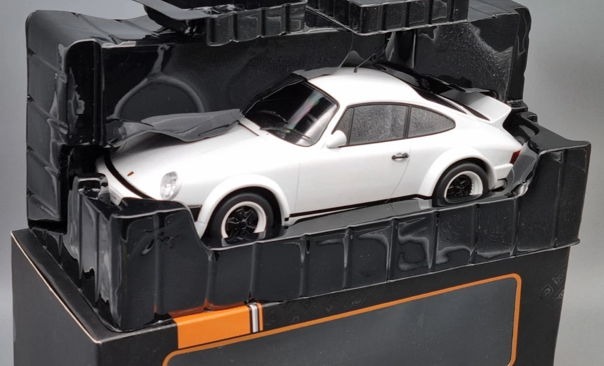 Modellautos 1:18 Ixo 18CMC007 Porsche 911 1982 White Race Version OVP