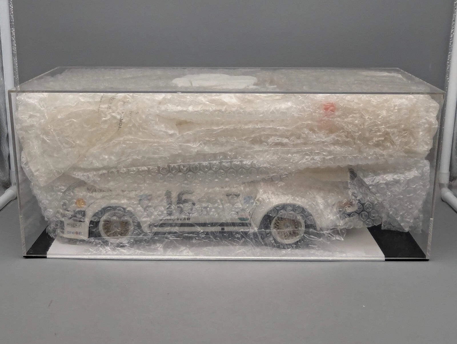 Modellautos 1:12 Minichamps Porsche 934 RSR Turbo WINNER 76 #16. Follmer Vitrine