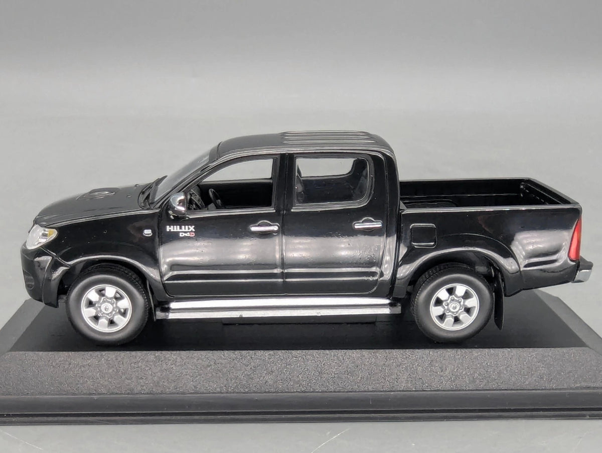 Modellautos 1:43 Minichamps Toyota Hillux Schwarz mit OVP