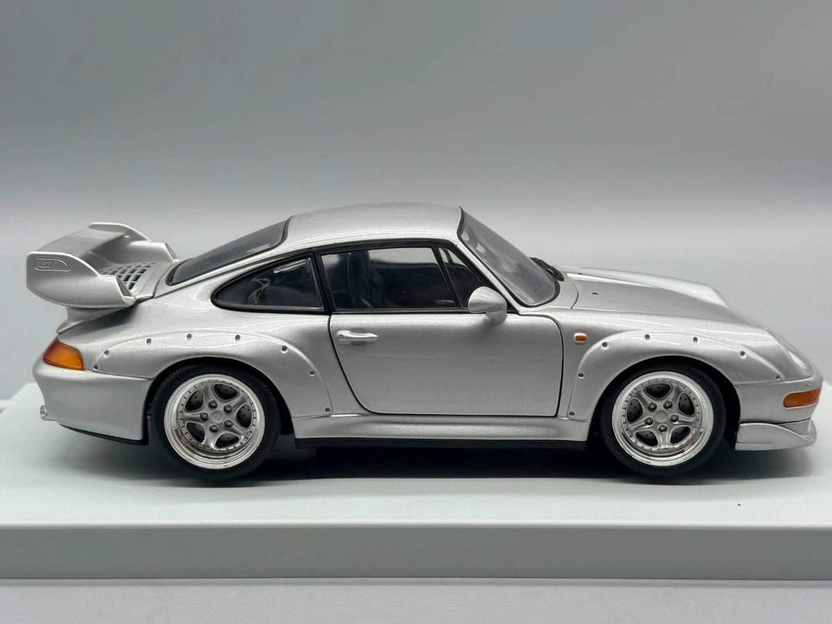 Modellautos 1:18 UT Models Porsche 911 GT2 Silber mit OVP