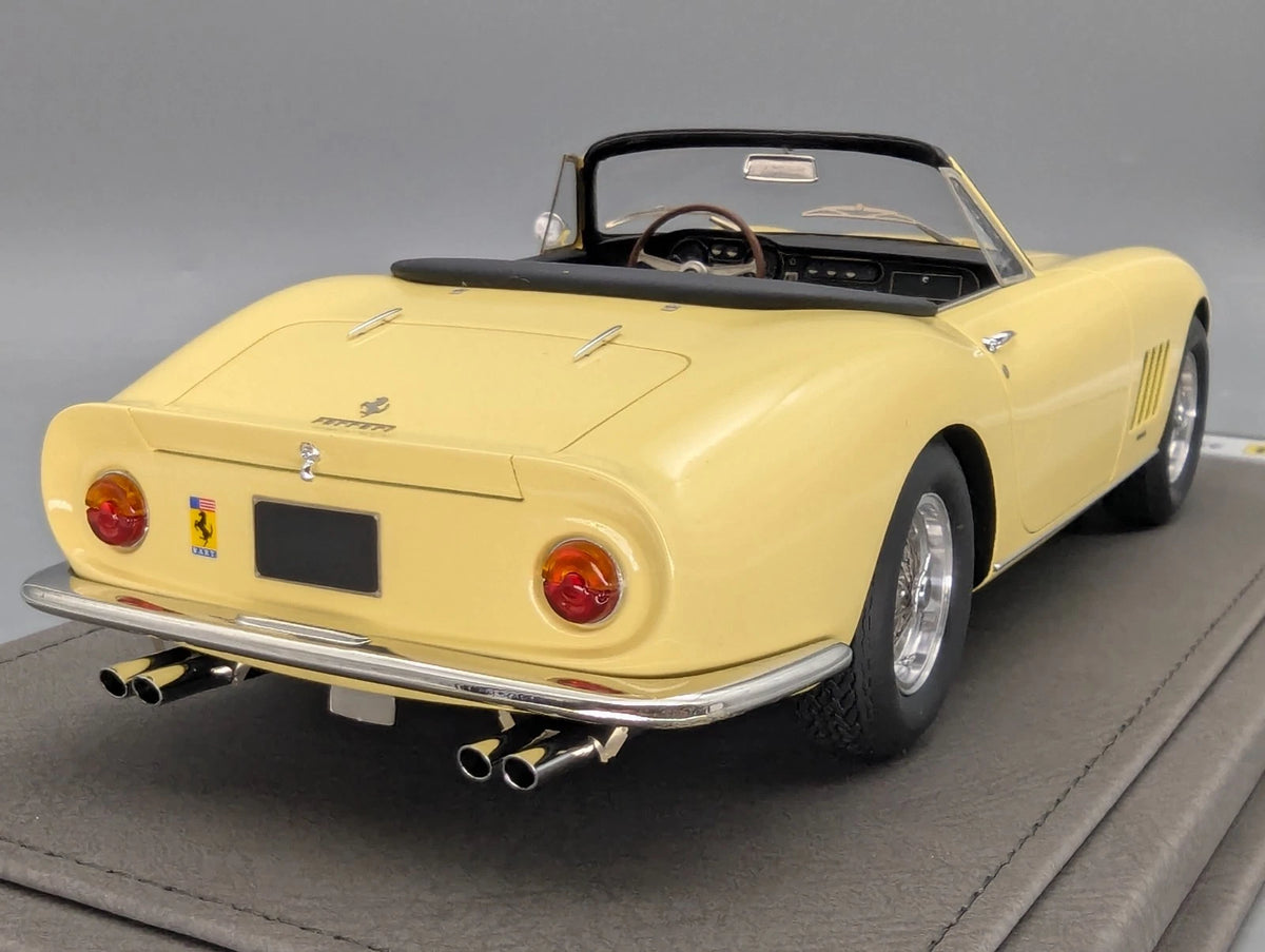 Modellautos 1:18 BBR Ferrari 275 GTS/4 Spider 01/54 Sun Yellow Vitrine und OVP