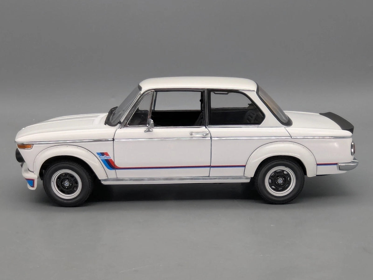 Modellautos 1:18 AUTOart Millenium 70501 BMW 2002 Turbo White mit OVP