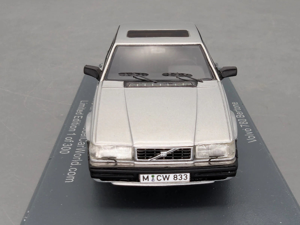Modellautos 1:43 Neo Scale Models Volvo 780 Bertone Ltd 1/300 Vitrine