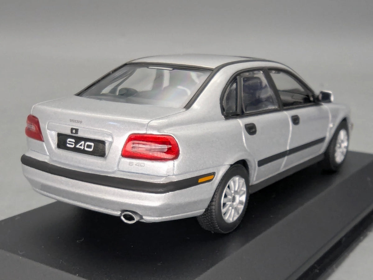 Modellautos 1:43 Minichamps Volvo S40 Silber Metallic mit Dealer OVP