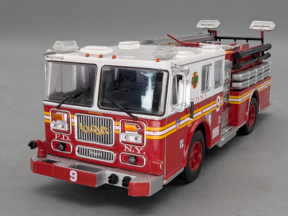 Modellautos 1:43 vermtl. Ixo Seagrave Marauder II Feuerwehr New York in Vitrine