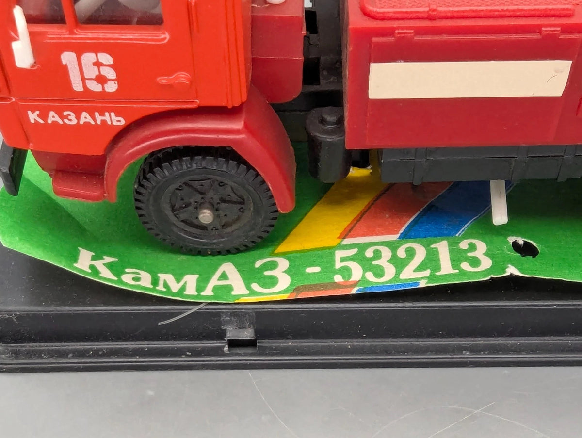 LKW Modelle 1:43 KaMa3 53213 Feuerwehr mit Vitrine