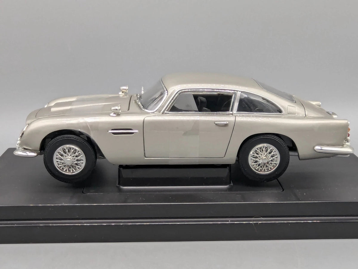 Modellautos 1:18 Ertl Joyride Aston Martin DB5 James Bond Casino Royale mit OVP