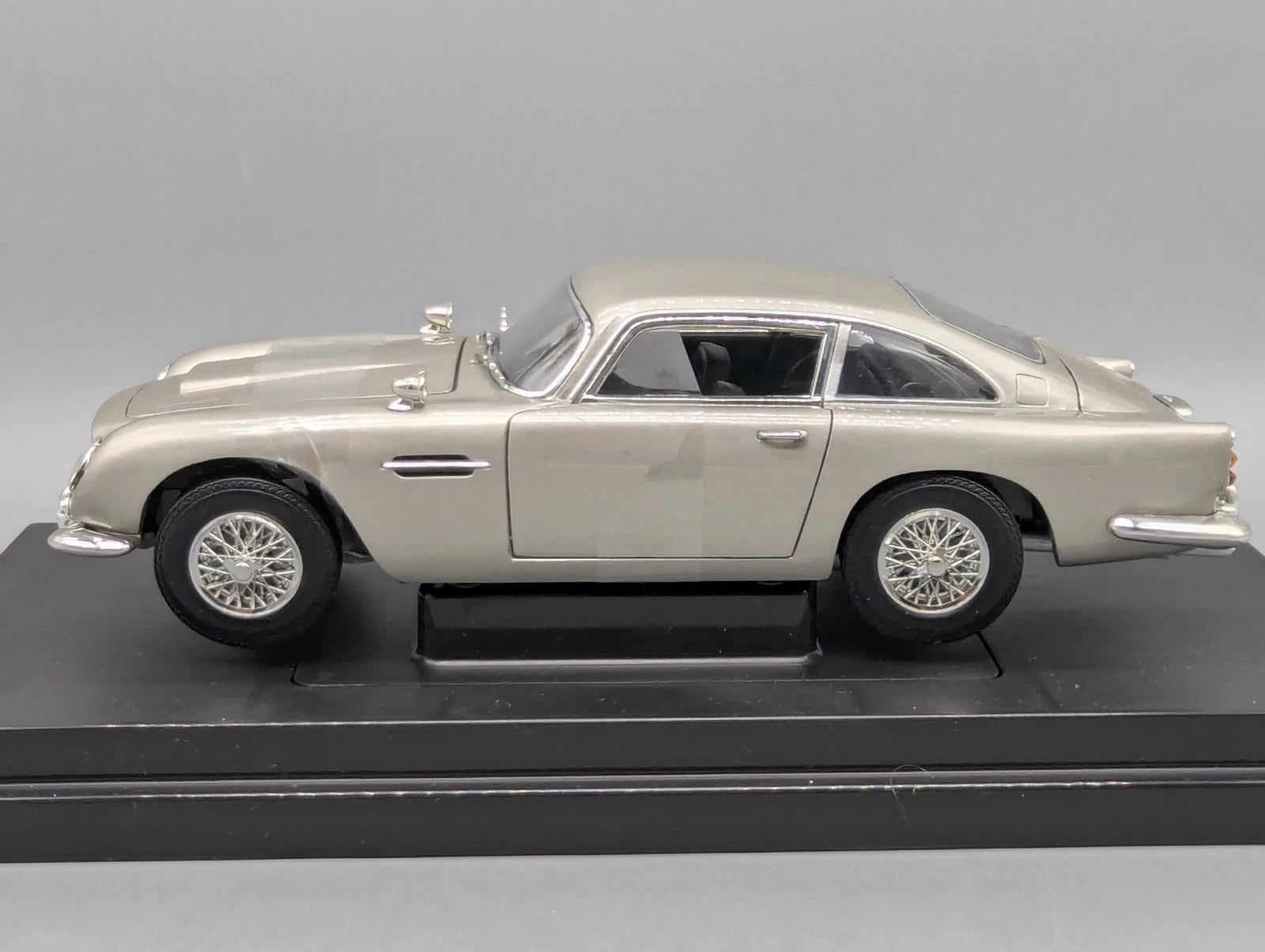 Modellautos 1:18 Ertl Joyride Aston Martin DB5 James Bond Casino Royale mit OVP