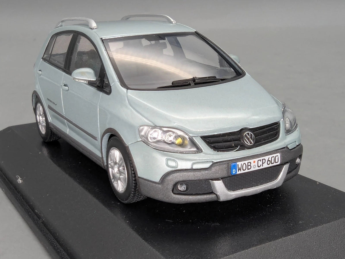 Modellautos 1:43 Minichamps Volkswagen VW Cross Golf Iceblue Metallic Dealer OVP
