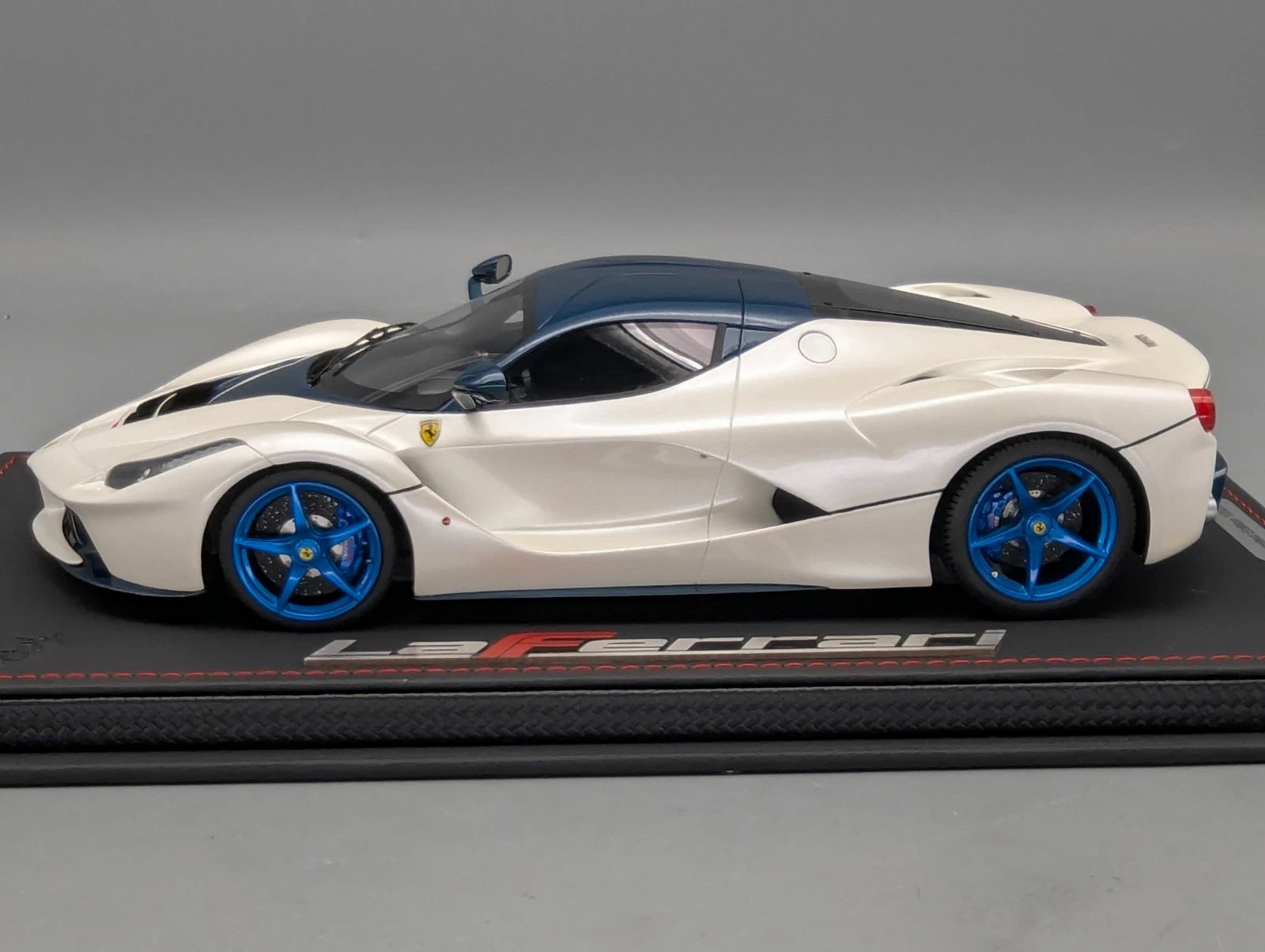 Modellautos 1:18 BBR Ferrari LaFerrari Italian White Ltd 12/20 mit Vitrine OVP