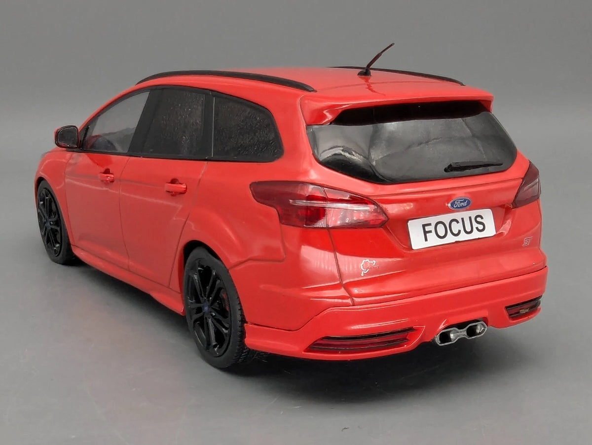 Modellautos 1:18 MCG Modelcar Group Ford Focus mit Vitrine