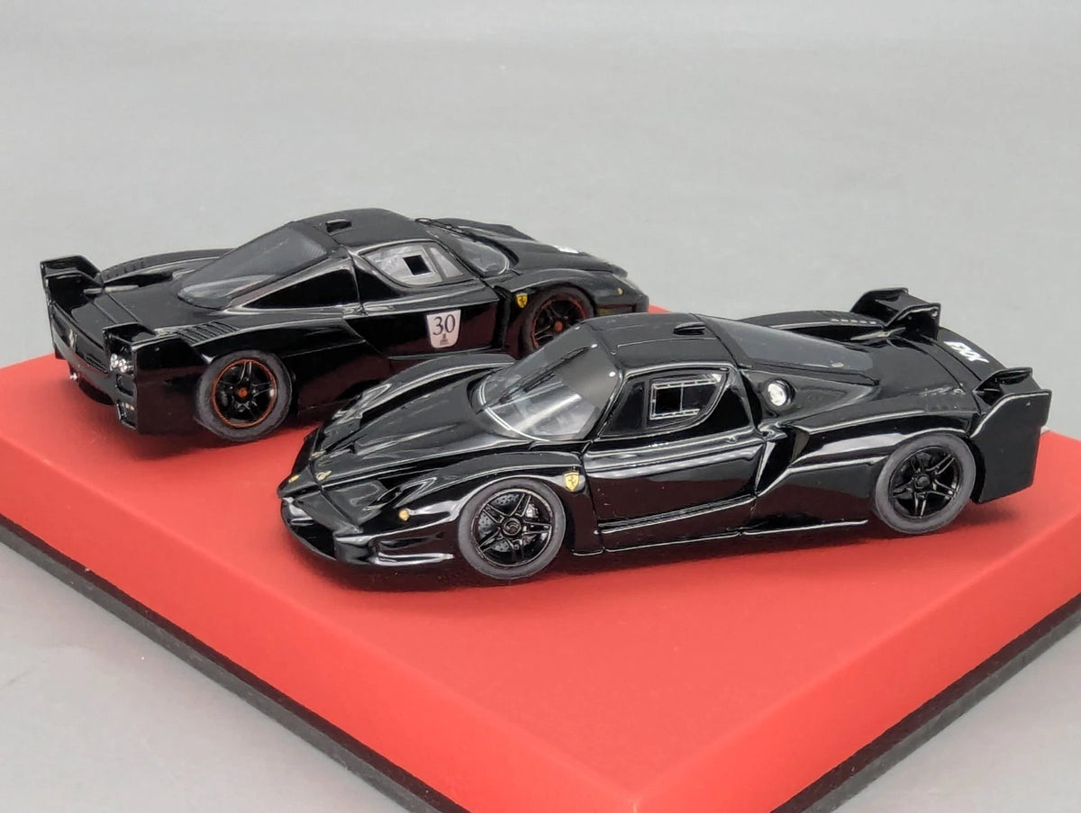 Modellautos 1:43 BBR  Ferrari FXX 2006 2-tlg Set Medium Size Base Vitrine OVP