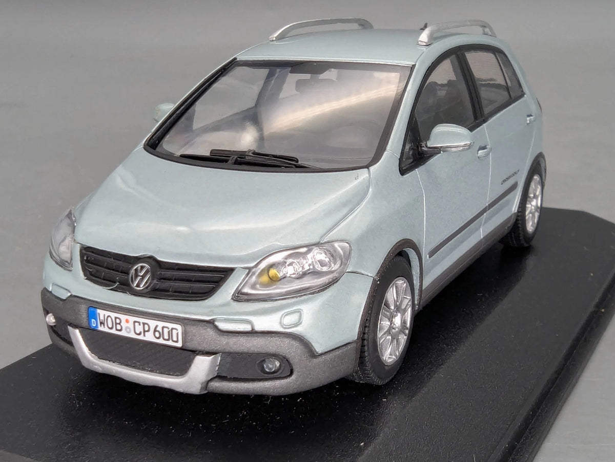 Modellautos 1:43 Minichamps Volkswagen VW Cross Golf Iceblue Metallic Dealer OVP