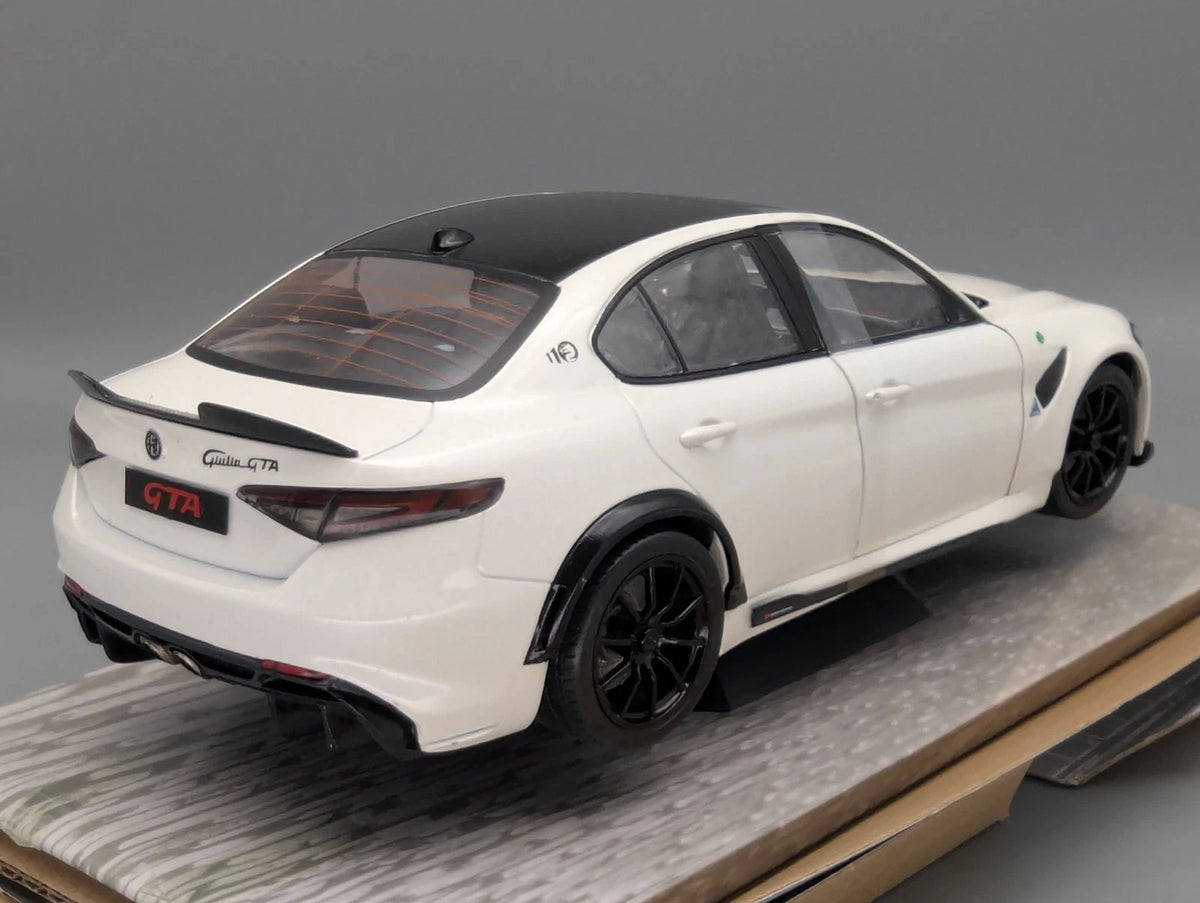 Modellautos 1:18 Solido Alfa Romeo Giulia GTA Blanco Trofeo 2022 OVP