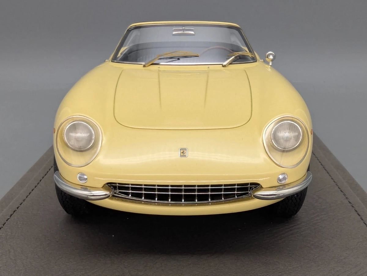 Modellautos 1:18 BBR Ferrari 275 GTS/4 Spider 01/54 Sun Yellow Vitrine und OVP