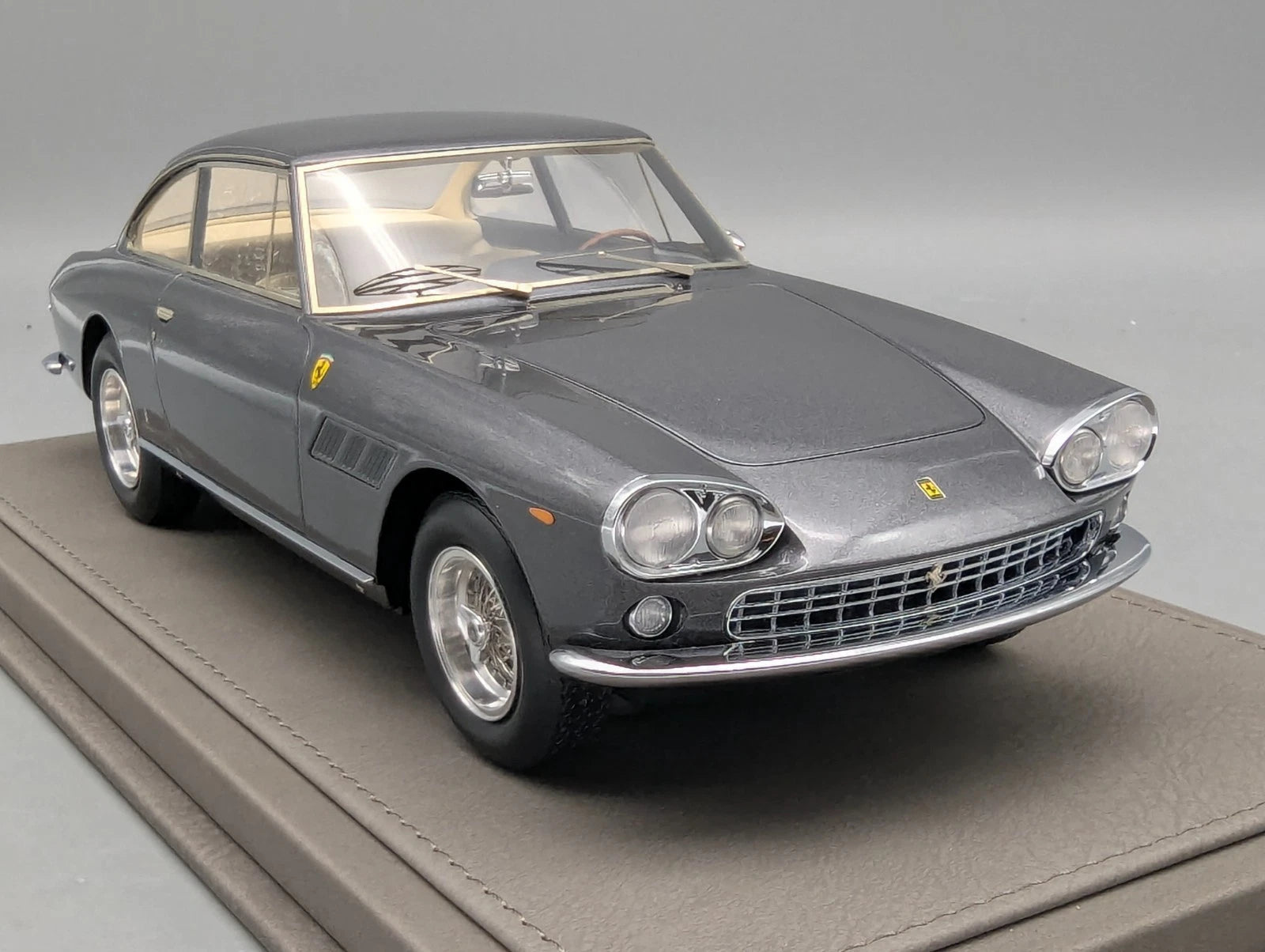 Modellautos 1:18 BBR Ferrari 330 GT 2+2 Limitiert 1/48 Lederplatte Vitrine OVP