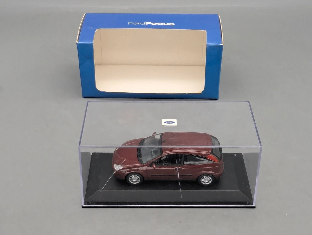 Modellautos 1:43 Minichamps Ford Focus Rot Metallic mit Dealer OVP