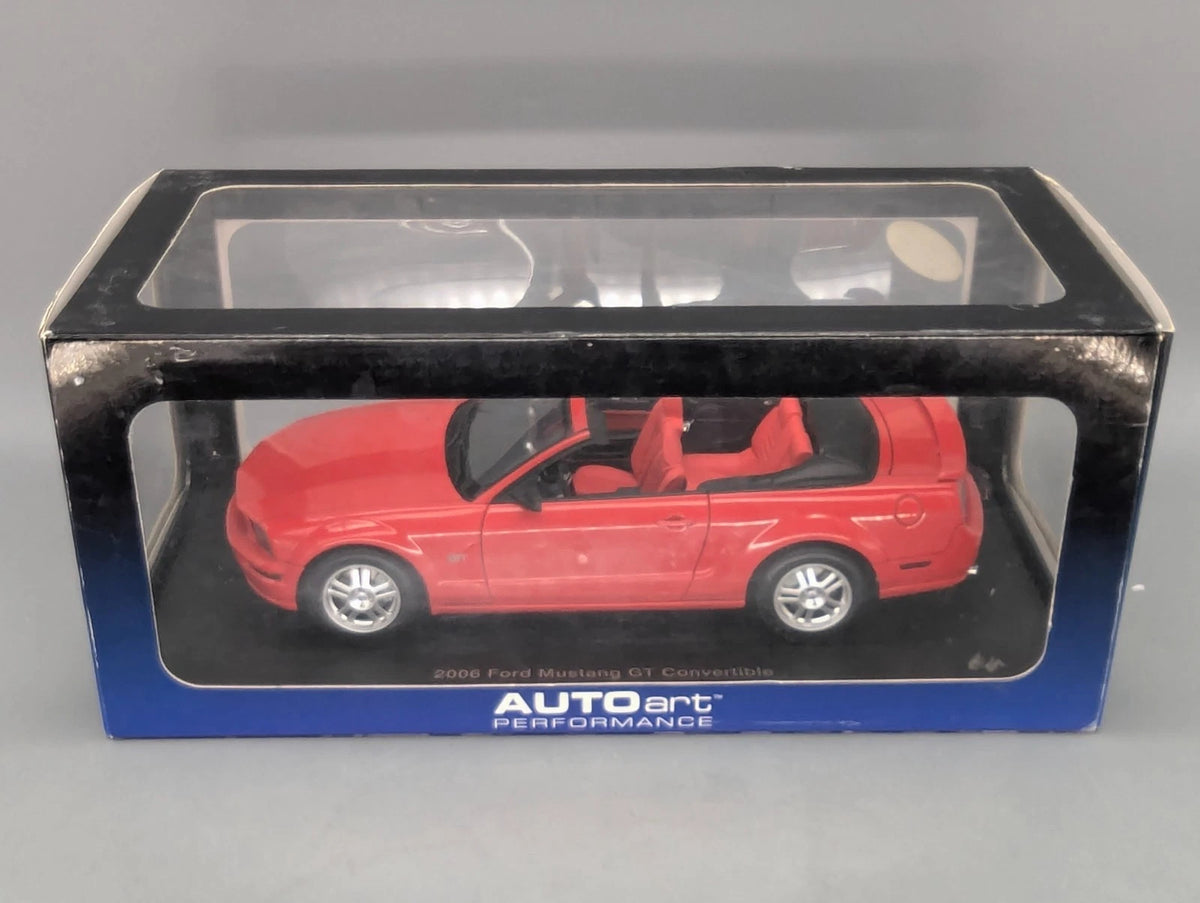 Modellautos 1:18 Autoart 73061 Ford Mustang GT Convertible 2006 Rot mit OVP