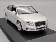 Modellautos 1:43 Minichamps Audi A4  3.2 Quattro 6-Gang Eissilber mit Dealer OVP