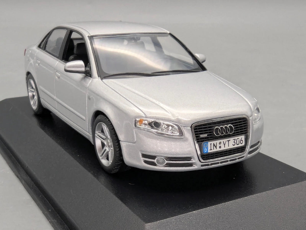 Modellautos 1:43 Minichamps Audi A4  3.2 Quattro 6-Gang Eissilber mit Dealer OVP