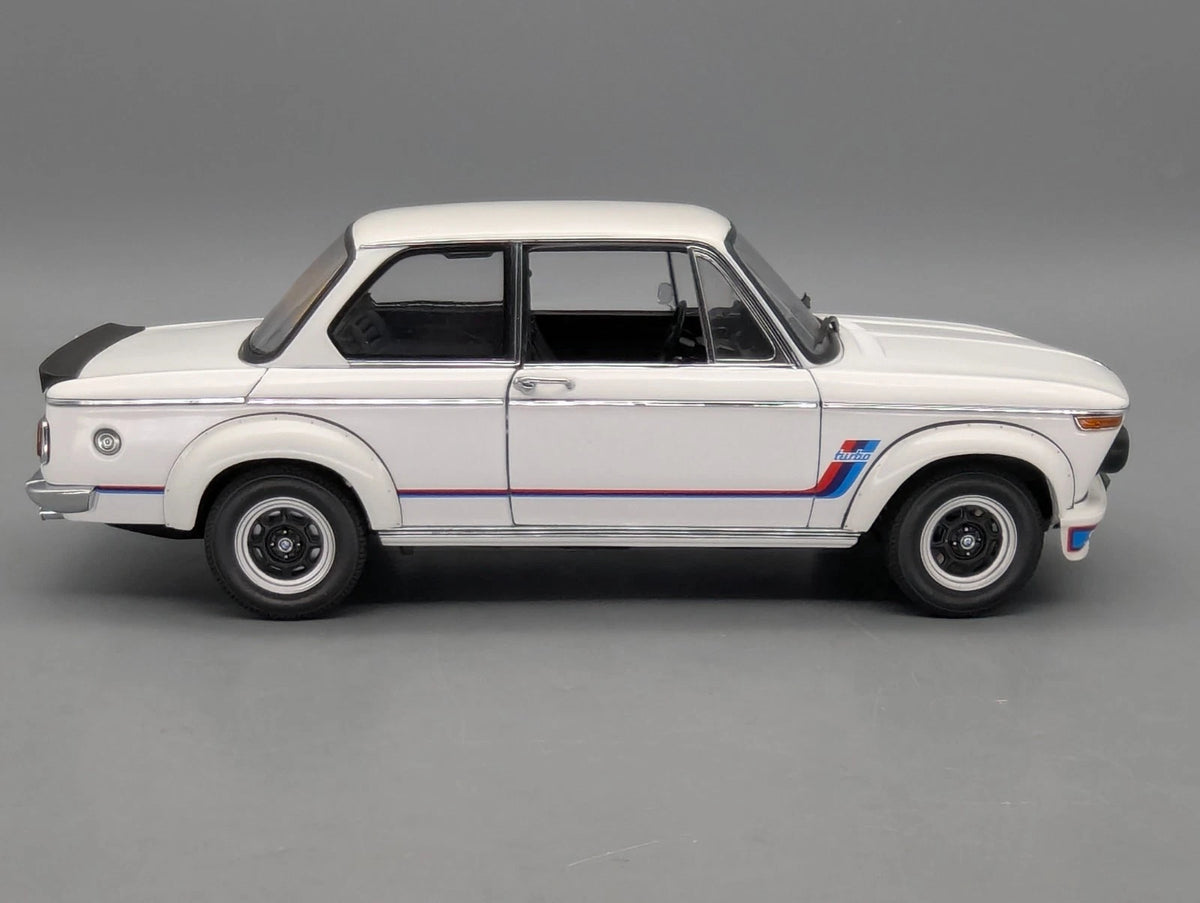 Modellautos 1:18 AUTOart Millenium 70501 BMW 2002 Turbo White mit OVP
