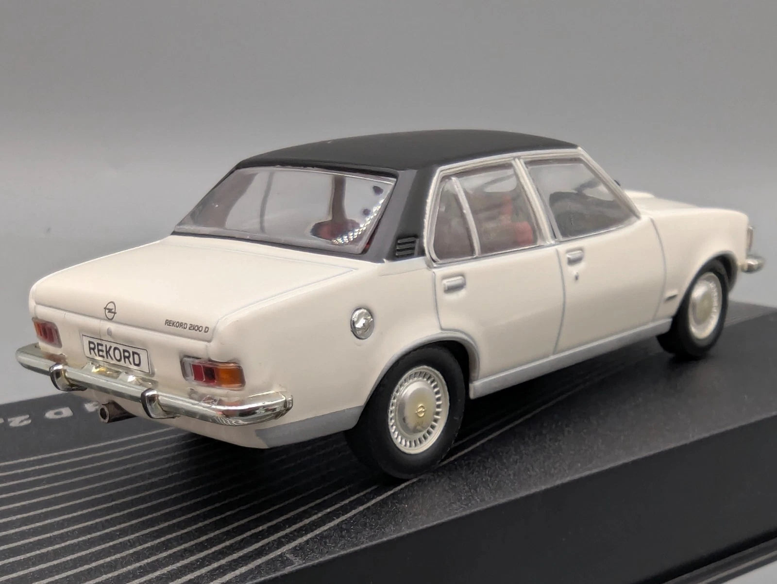 Modellautos 1:43 Ixo für Eaglemoss Opel Collection Rekord D 2,1 Liter Vitrine