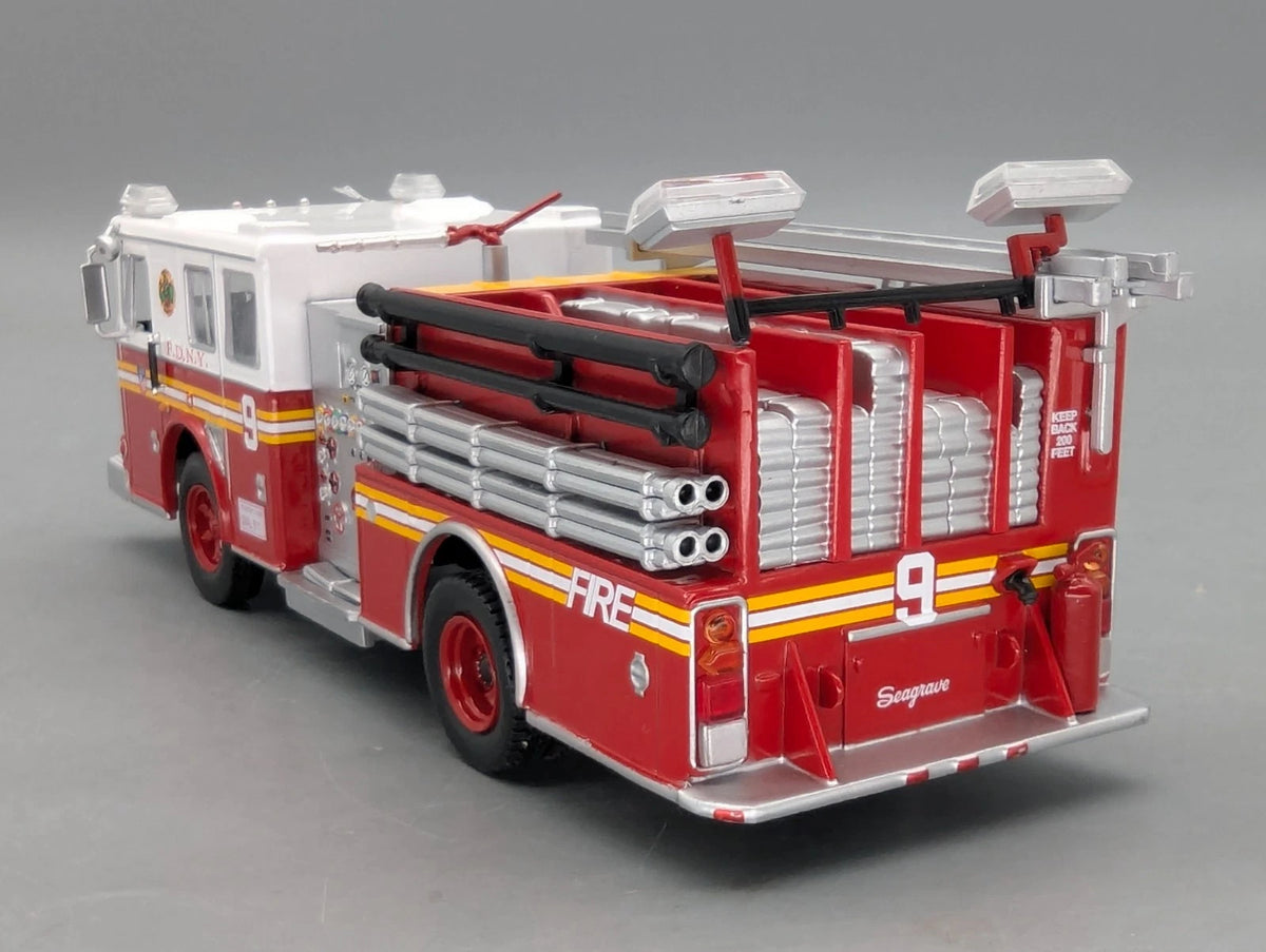 Modellautos 1:43 vermtl. Ixo Seagrave Marauder II Feuerwehr New York in Vitrine