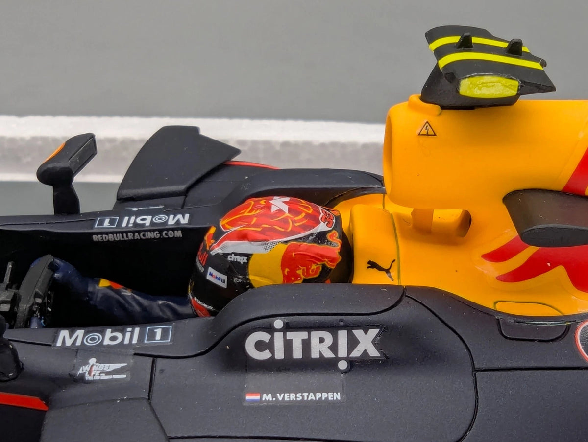 Modellautos 1:18 Spark Red Bull RB13 3rd Chinese GP 2017 #33 Verstappen OVP