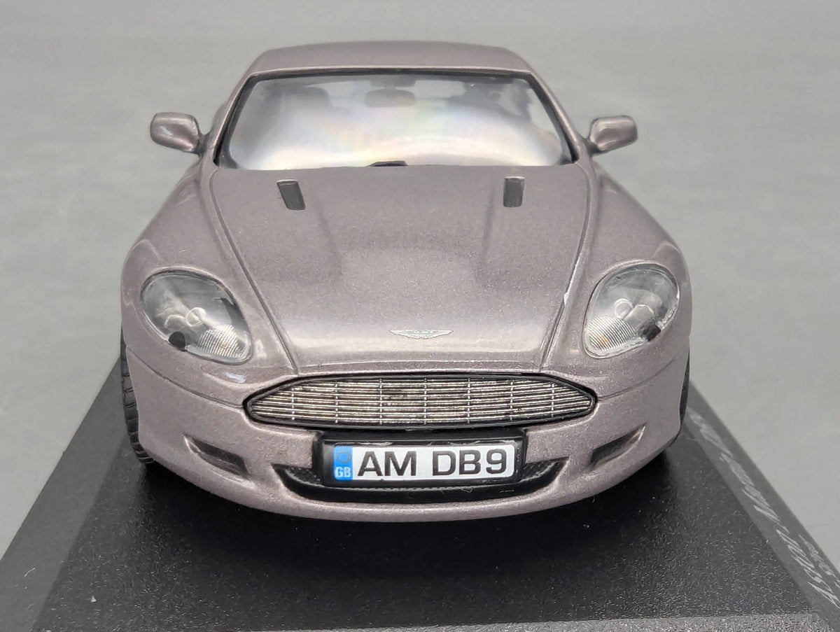 Modellautos 1:43 Minichamps Aston Martin DB9 2003 Oyster Silber mit OVP