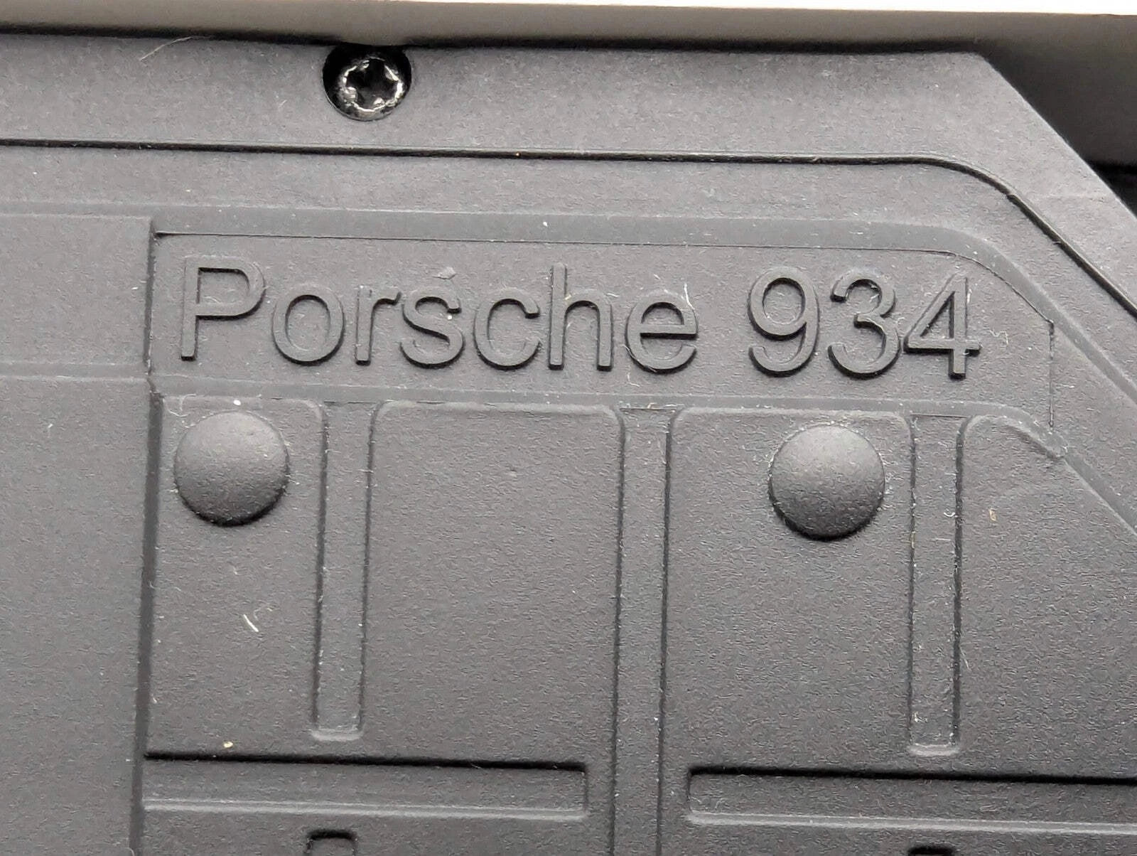 Modellautos 1:12 Minichamps Porsche 934 RSR Turbo WINNER 76 #16. Follmer Vitrine