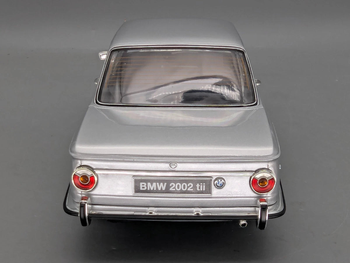 Modellautos 1:18 Kyosho BMW 2002 tii Silber mit OVP