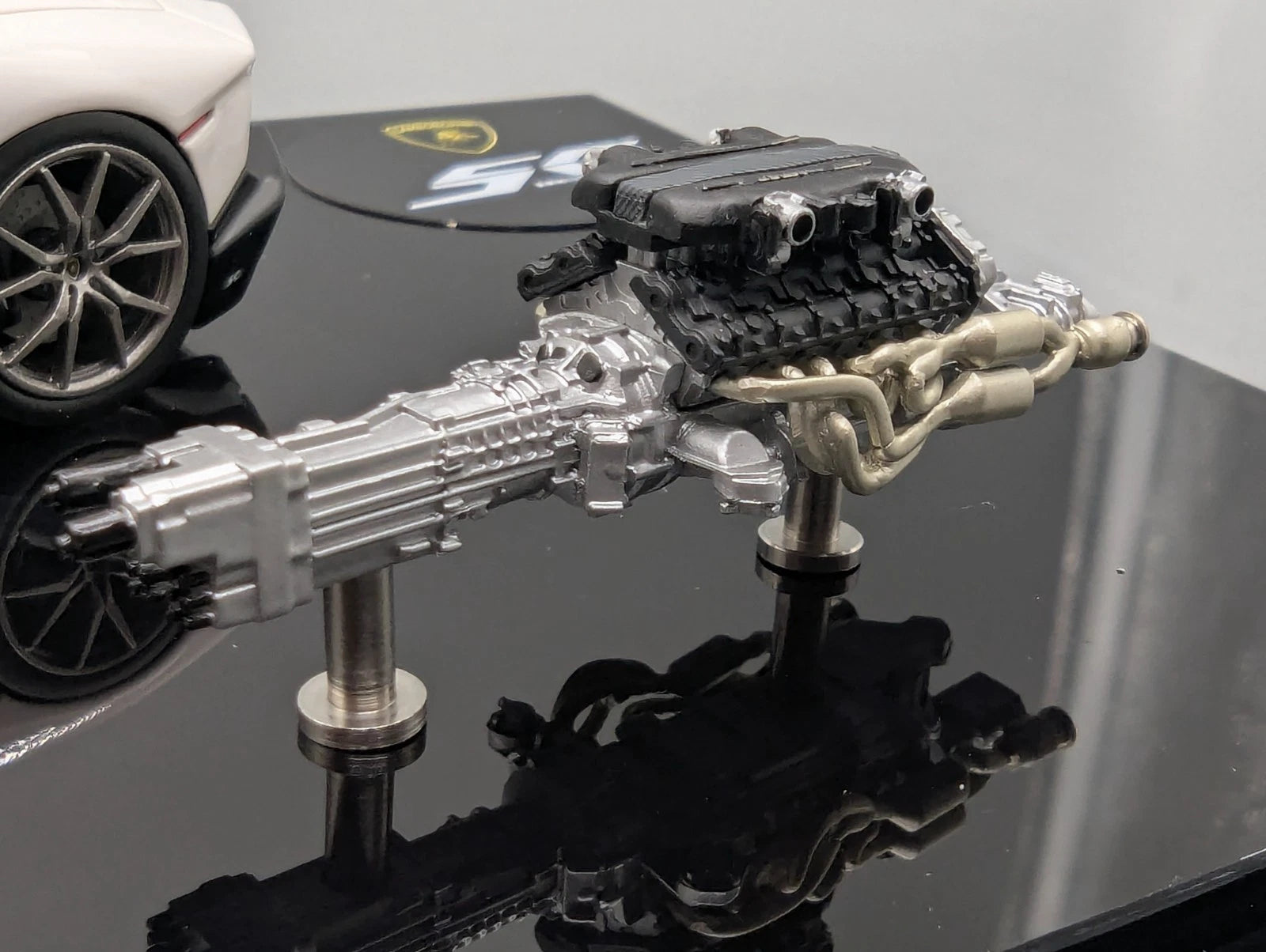 Eidolon Make Up 1:43 Lamborghini Aventador LP720-4 Roadster Engine Set Weiß OVP