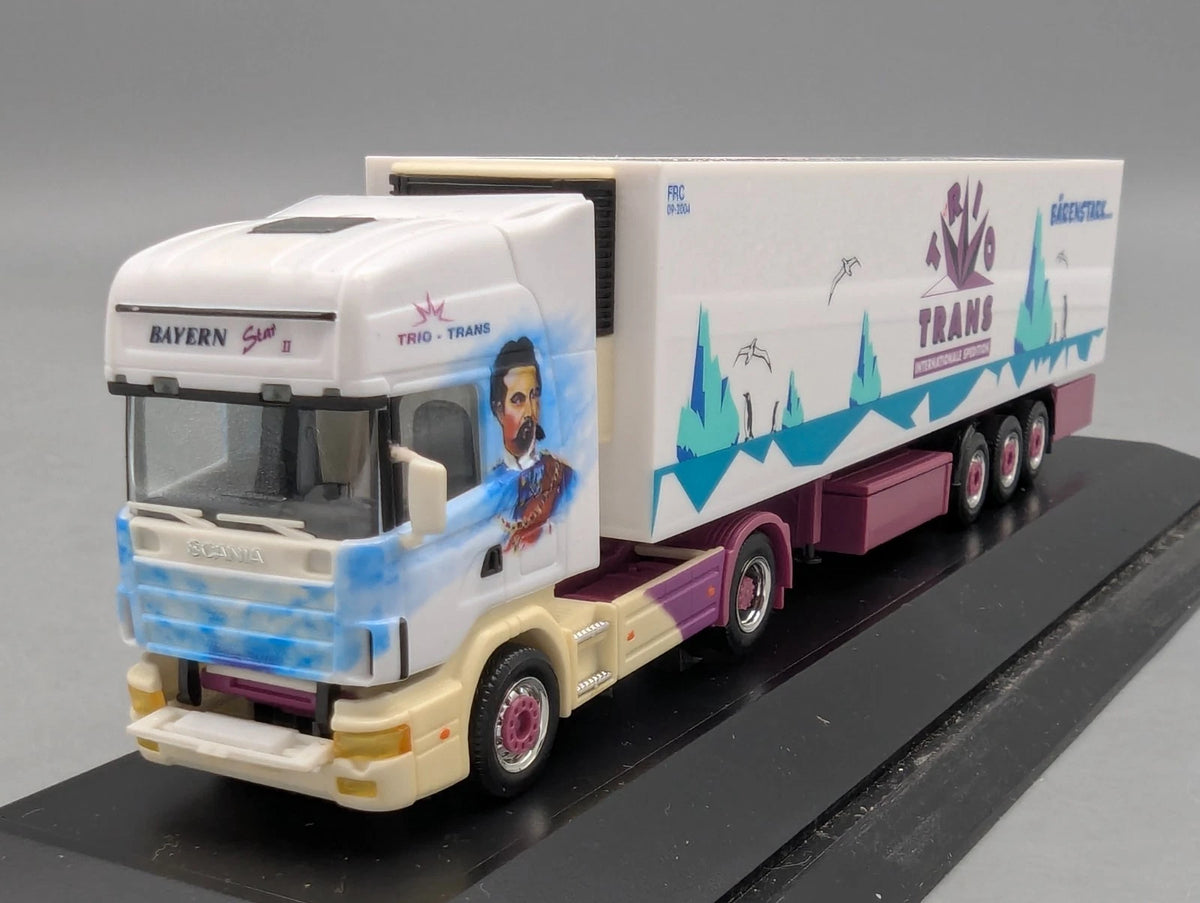 Lkw Modell 1:87 Herpa Scania Kühlkoffersattelzug Trio Trans mit Vitrine